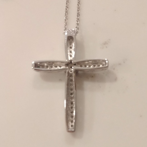 1 CTTW Diamond Cross Pendant, Silver - Picture 4 of 8